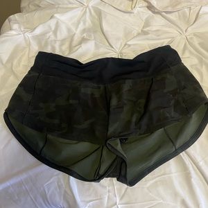 Lululemon Speed Up Short 2.5” Size 6 - Green Camo